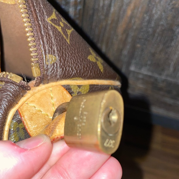 Authentic Louis Vuitton Monogram Speedy 30 - Picture 13 of 13